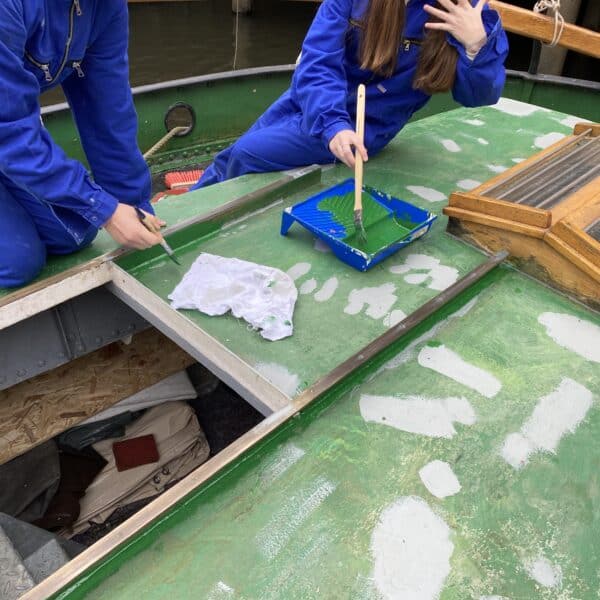 Reinigung des Ewer Margareta während des Frühjahrsputzes.