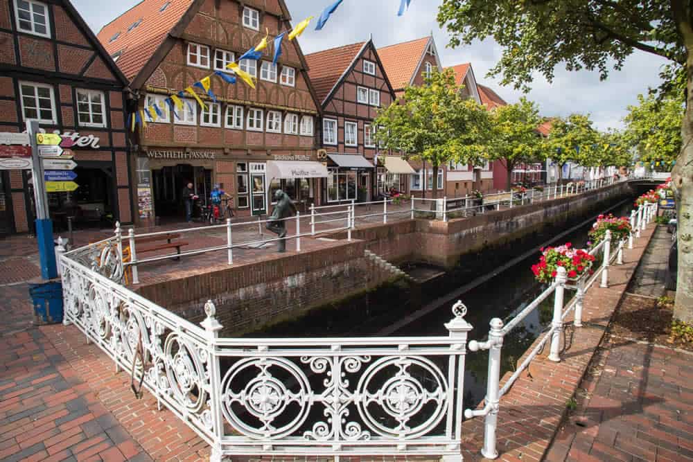 Historische Altstadt Buxtehude mit Fachwerkhäusern und Kanal.