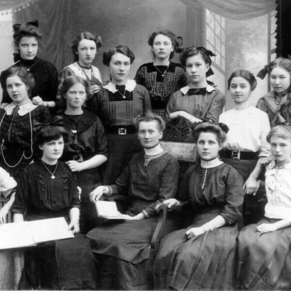 Eine Gruppe von Frauen mit Büchern in der Hand Anfang des 20. Jahrhunderts