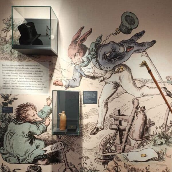 Kunstwerk zeigt Hase und Igel in moderner Interpretation, symbolisiert Wandel und Tradition im kultu.
