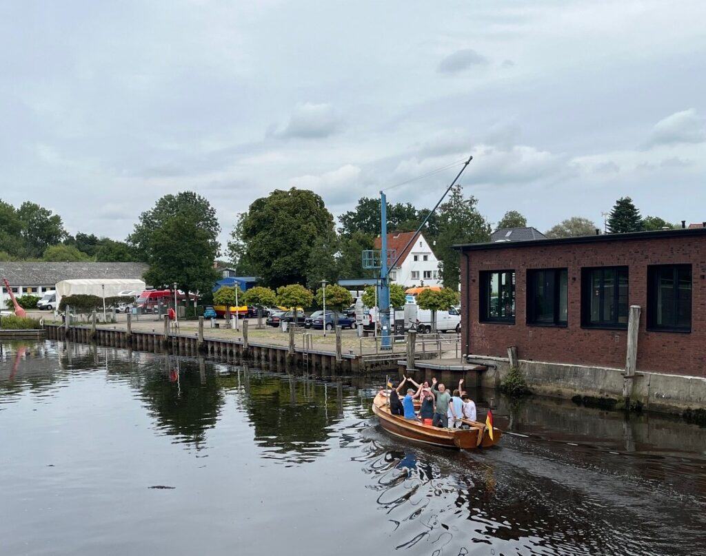 Boot mit Menschen beim Matjestag im Kulturforum, Hafenansicht.