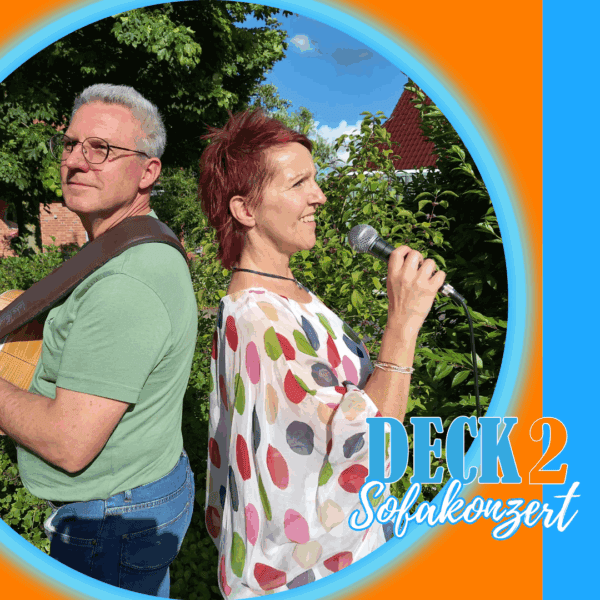 Kathri Ehlert singt bei einem Sofakonzertevent im Garten, begleitet von einem Gitarristen.