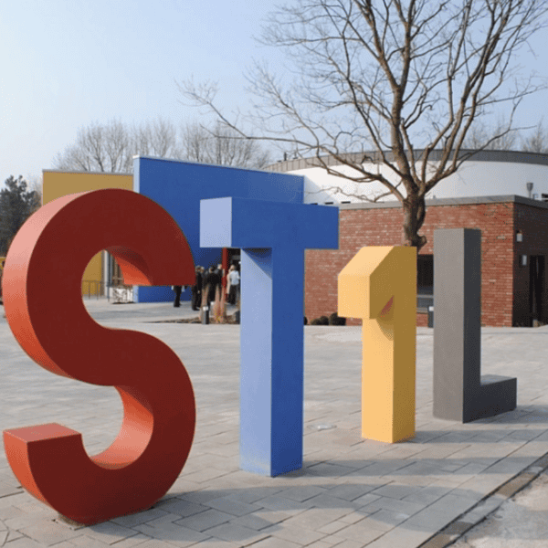 Bunte Buchstaben vor dem Stieglitzhaus in Berlin, Kunst im öffentlichen Raum.
